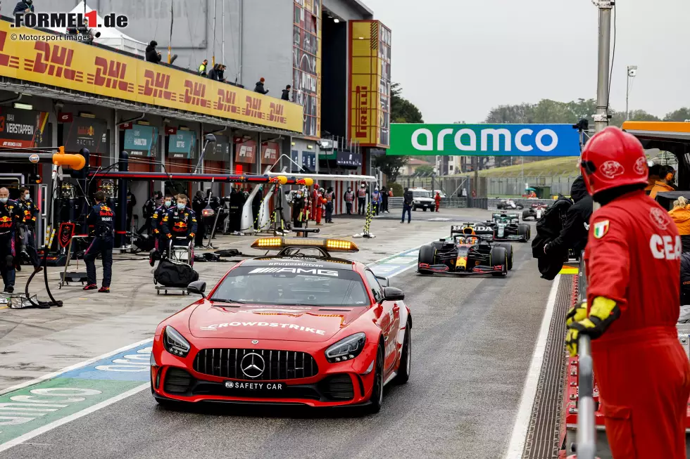 Foto zur News: Max Verstappen (Red Bull) und Lance Stroll (Aston Martin)