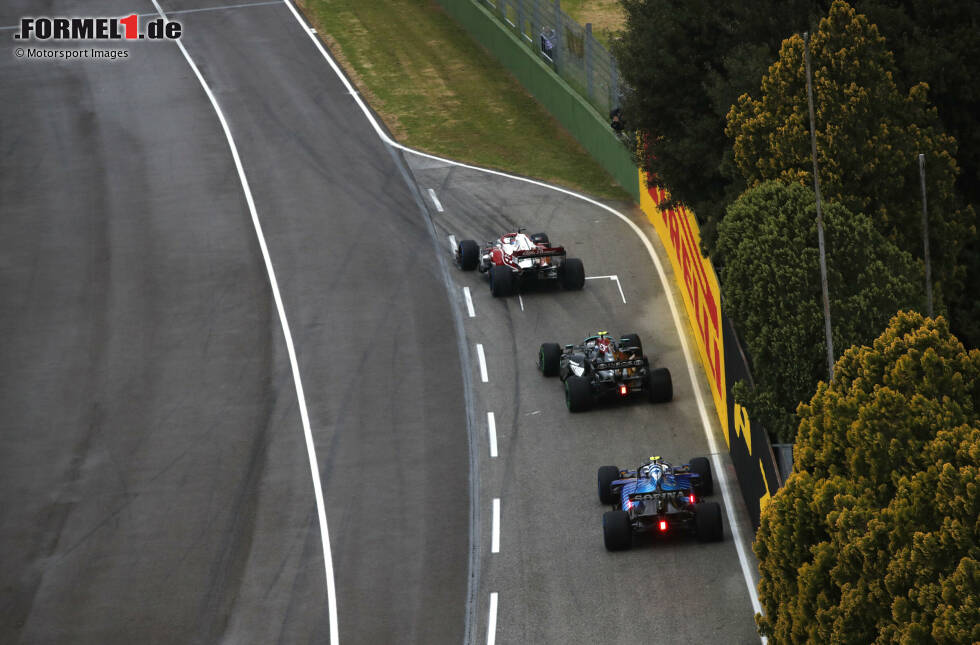 Foto zur News: Kimi Räikkönen (Alfa Romeo), Valtteri Bottas (Mercedes) und Esteban Ocon (Alpine)