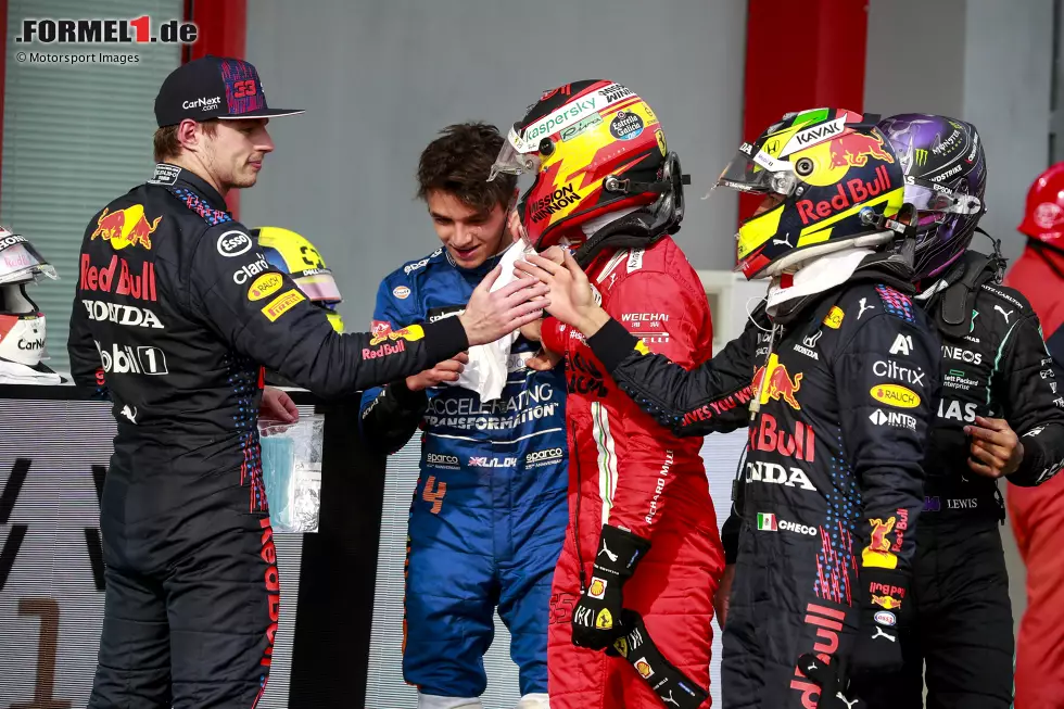 Foto zur News: Max Verstappen (Red Bull) und Sergio Perez (Red Bull)