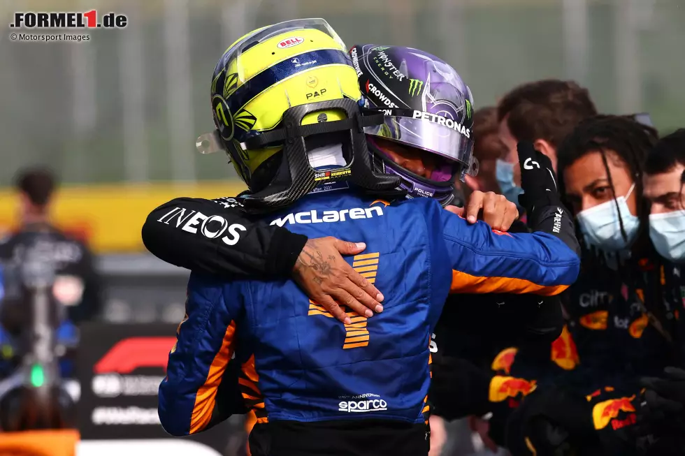 Foto zur News: Lando Norris (McLaren) und Lewis Hamilton (Mercedes)