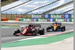 Foto zur News: Carlos Sainz (Ferrari) und Daniel Ricciardo (McLaren)