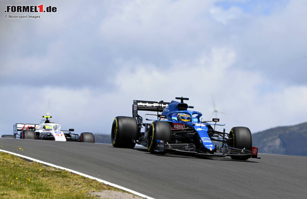 Foto zur News: Fernando Alonso (Alpine) und Mick Schumacher (Haas)