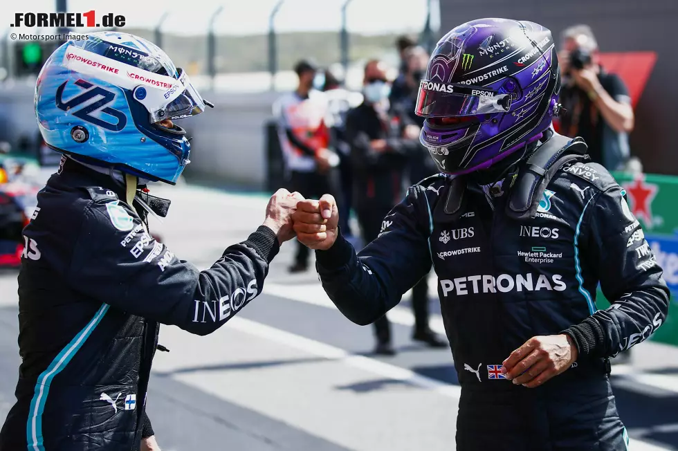 Foto zur News: Valtteri Bottas (Mercedes) und Lewis Hamilton (Mercedes)