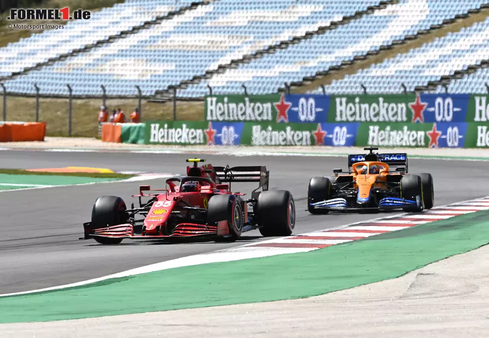 Foto zur News: Carlos Sainz (Ferrari) und Daniel Ricciardo (McLaren)