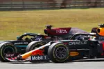 Foto zur News: Lewis Hamilton (Mercedes) und Max Verstappen (Red Bull)