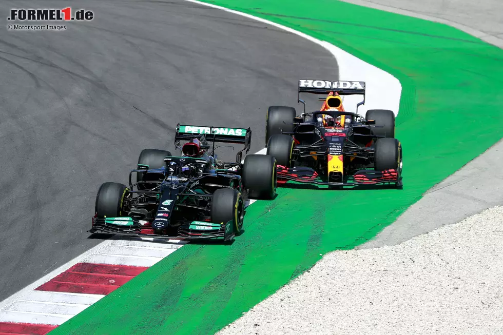 Foto zur News: Lewis Hamilton (Mercedes) und Max Verstappen (Red Bull)