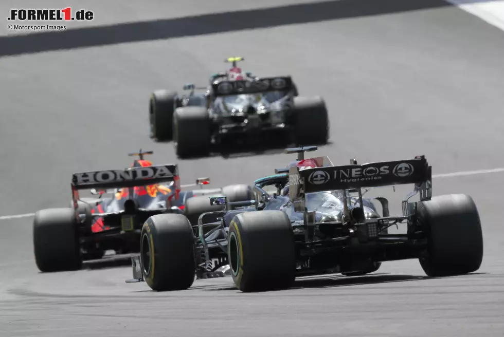 Foto zur News: Valtteri Bottas (Mercedes), Max Verstappen (Red Bull) und Lewis Hamilton (Mercedes)