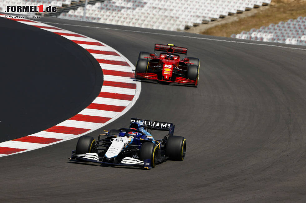 Foto zur News: George Russell (Williams) und Carlos Sainz (Ferrari)