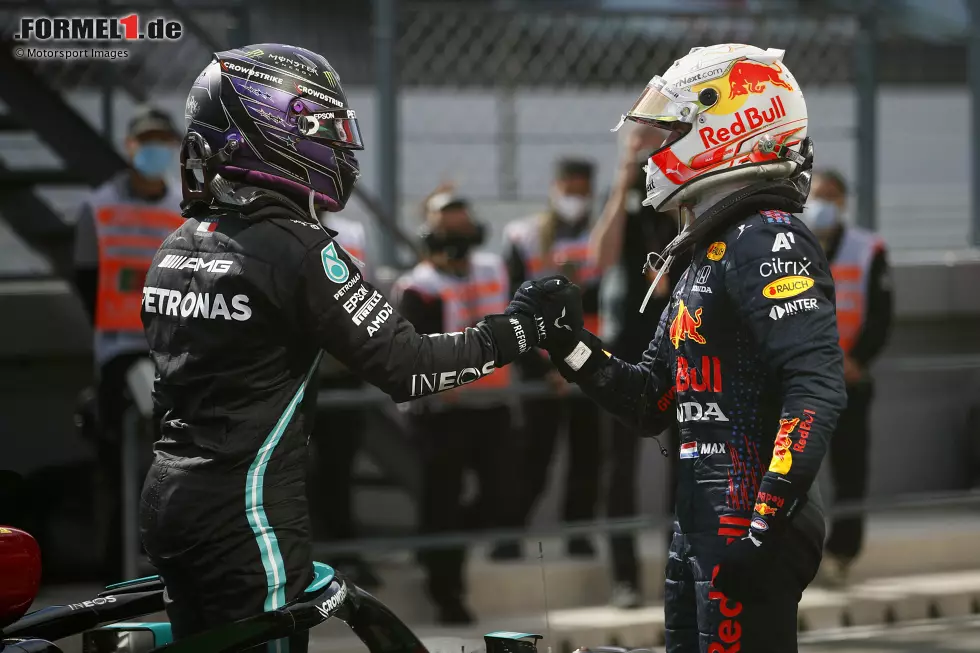 Foto zur News: Max Verstappen (Red Bull) und Lewis Hamilton (Mercedes)