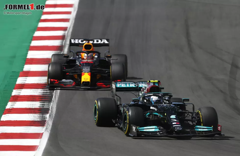 Foto zur News: Valtteri Bottas (Mercedes) und Max Verstappen (Red Bull)