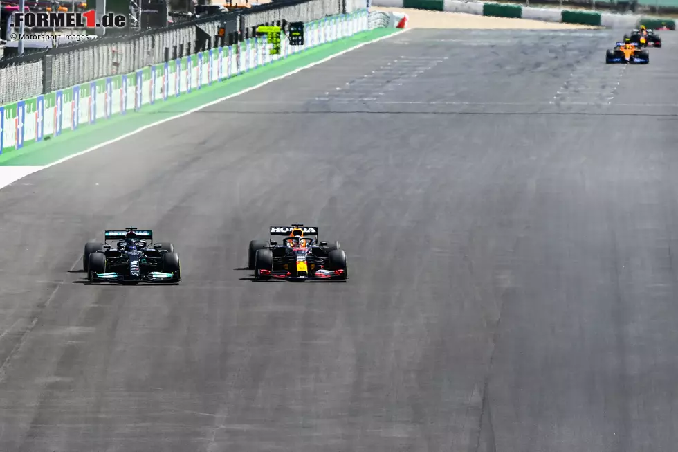 Foto zur News: Lewis Hamilton (Mercedes) und Max Verstappen (Red Bull)