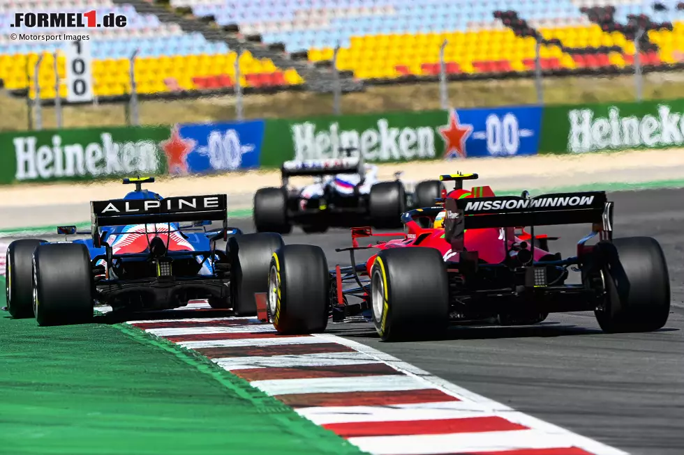 Foto zur News: Esteban Ocon (Alpine) und Carlos Sainz (Ferrari)