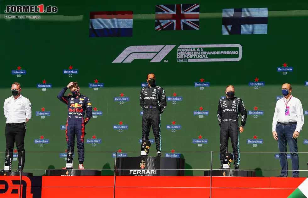 Foto zur News: Max Verstappen (Red Bull), Lewis Hamilton (Mercedes) und Valtteri Bottas (Mercedes)