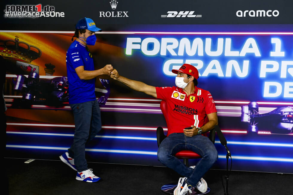 Foto zur News: Fernando Alonso (Alpine) und Carlos Sainz (Ferrari)