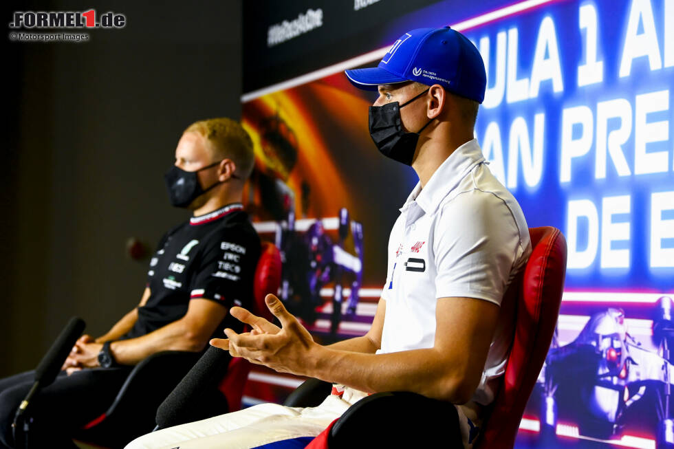 Foto zur News: Mick Schumacher (Haas) und Valtteri Bottas (Mercedes)