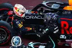 Foto zur News: Max Verstappen (Red Bull) und Lewis Hamilton (Mercedes)