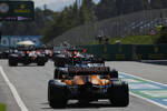 Foto zur News: Max Verstappen (Red Bull), Fernando Alonso (Alpine) und Daniel Ricciardo (McLaren)