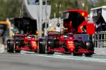 Foto zur News: Carlos Sainz (Ferrari) und Charles Leclerc (Ferrari)