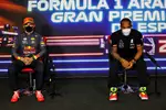 Foto zur News: Max Verstappen (Red Bull) und Lewis Hamilton (Mercedes)