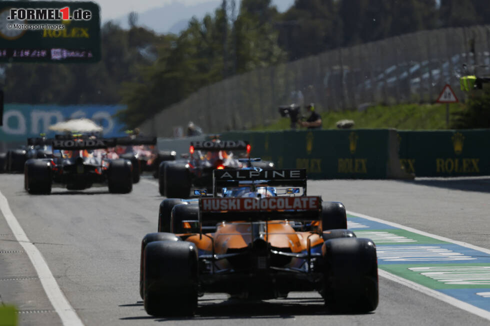 Foto zur News: Max Verstappen (Red Bull), Fernando Alonso (Alpine) und Daniel Ricciardo (McLaren)