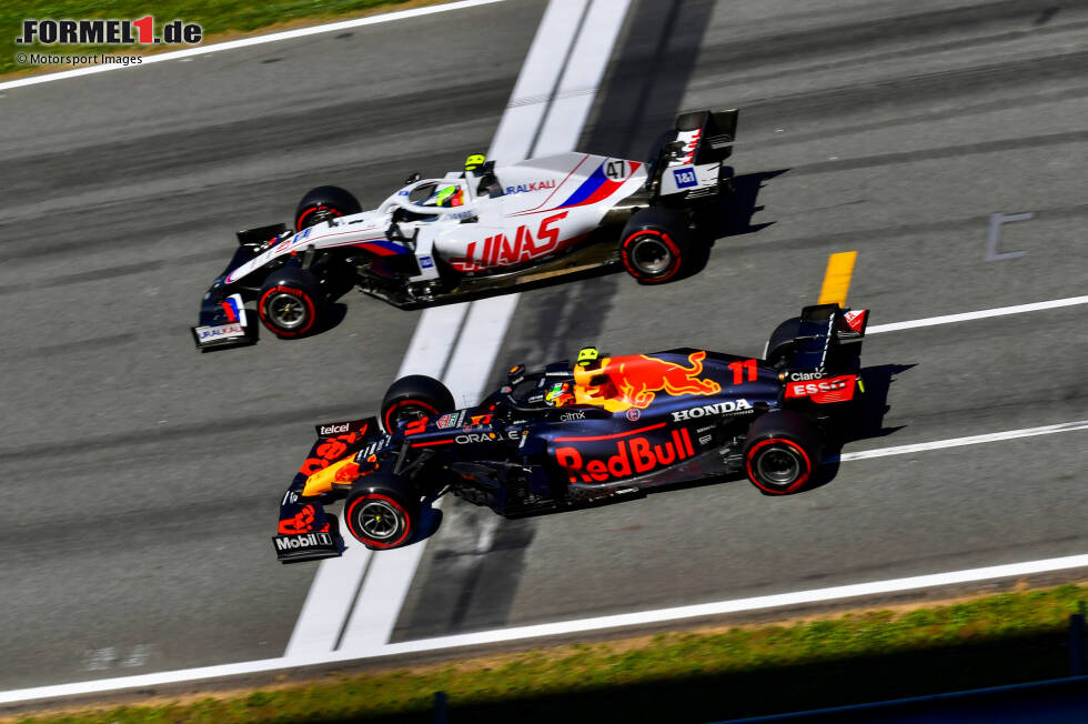 Foto zur News: Mick Schumacher (Haas) und Sergio Perez (Red Bull)