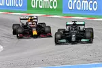 Foto zur News: Lewis Hamilton (Mercedes) und Max Verstappen (Red Bull)