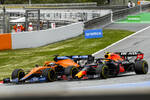 Foto zur News: Daniel Ricciardo (McLaren) und Sergio Perez (Red Bull)