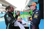 Foto zur News: Lewis Hamilton (Mercedes) und Max Verstappen (Red Bull)