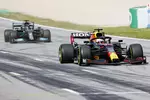 Foto zur News: Max Verstappen (Red Bull) und Lewis Hamilton (Mercedes)