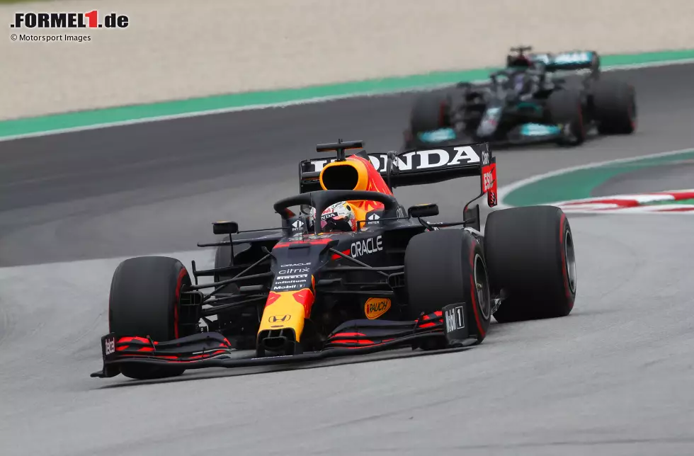 Foto zur News: Max Verstappen (Red Bull) und Lewis Hamilton (Mercedes)