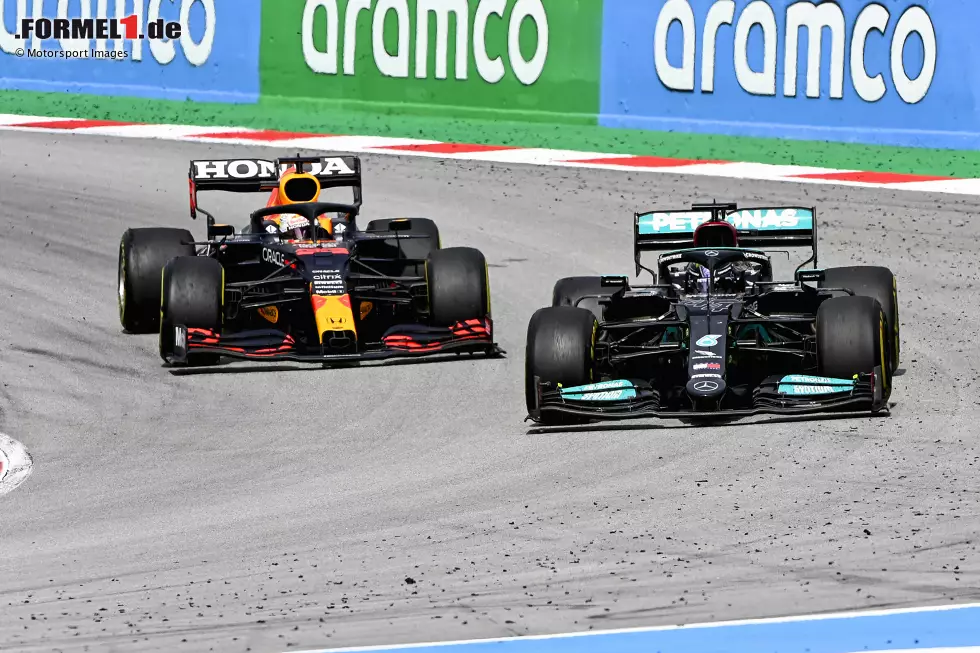 Foto zur News: Lewis Hamilton (Mercedes) und Max Verstappen (Red Bull)