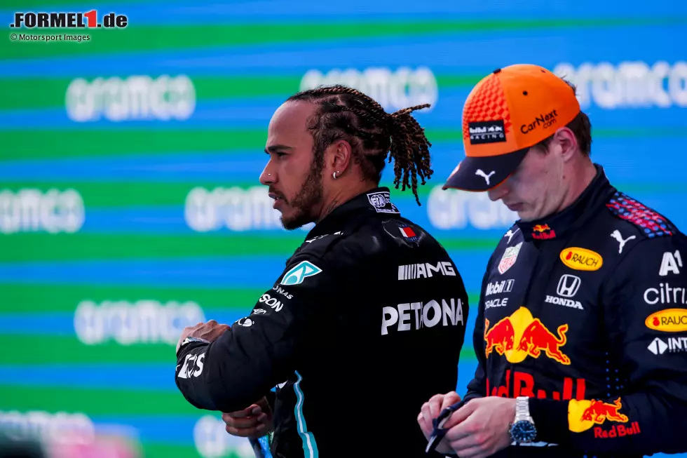 Foto zur News: Lewis Hamilton (Mercedes) und Max Verstappen (Red Bull)