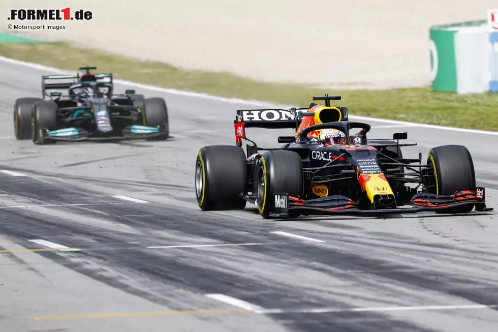 Foto zur News: Max Verstappen (Red Bull) und Lewis Hamilton (Mercedes)