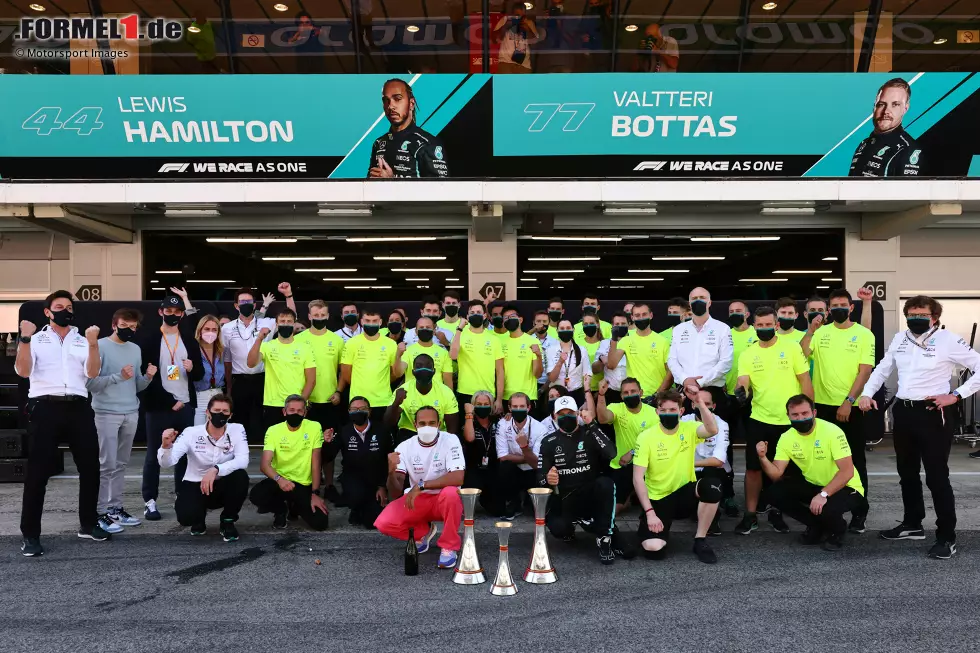 Foto zur News: Lewis Hamilton (Mercedes) und Valtteri Bottas (Mercedes)