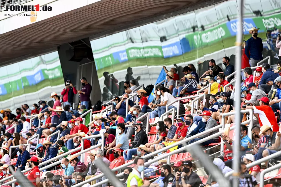 Foto zur News: Fans auf den Tribünen