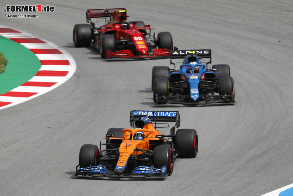 Foto zur News: Daniel Ricciardo (McLaren), Esteban Ocon (Alpine) und Carlos Sainz (Ferrari)