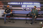 Foto zur News: Max Verstappen (Red Bull) und Sebastian Vettel (Aston Martin)
