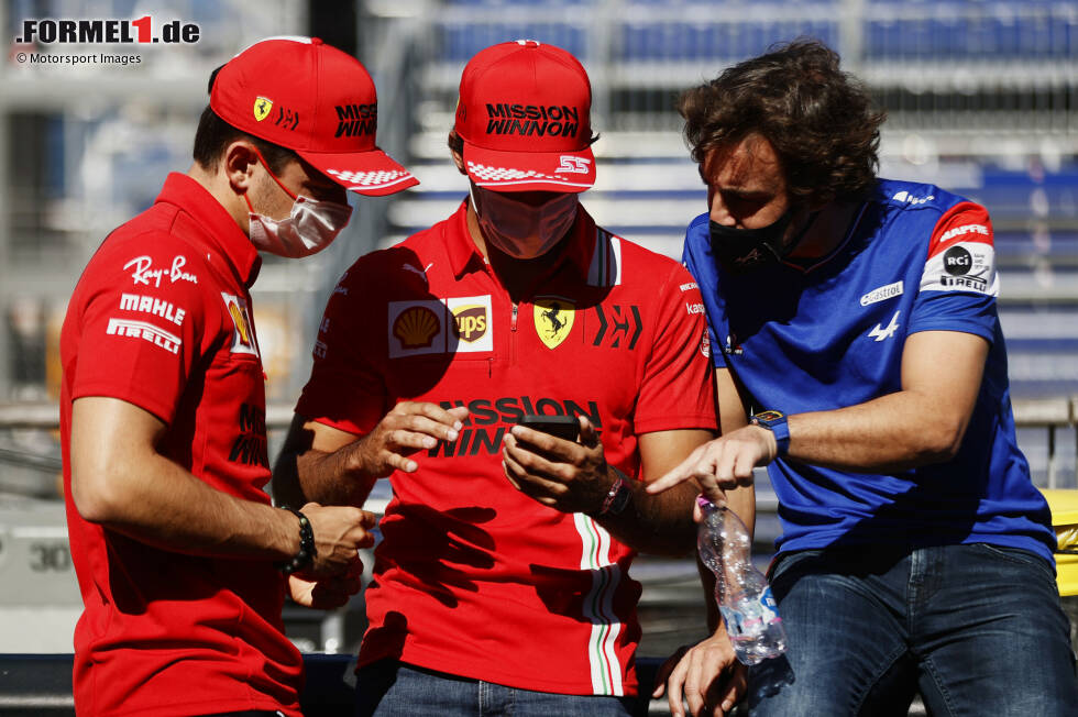 Foto zur News: Charles Leclerc (Ferrari), Carlos Sainz (Ferrari) und Fernando Alonso (Alpine)