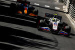 Foto zur News: Mick Schumacher (Haas) und Daniel Ricciardo (McLaren)