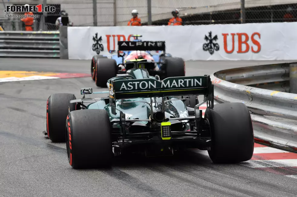 Foto zur News: Esteban Ocon (Alpine) und Sebastian Vettel (Aston Martin)