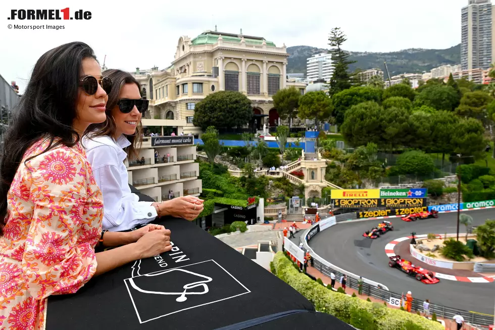 Foto zur News: Charles Leclerc (Ferrari), Sergio Perez (Red Bull) und Carlos Sainz (Ferrari)