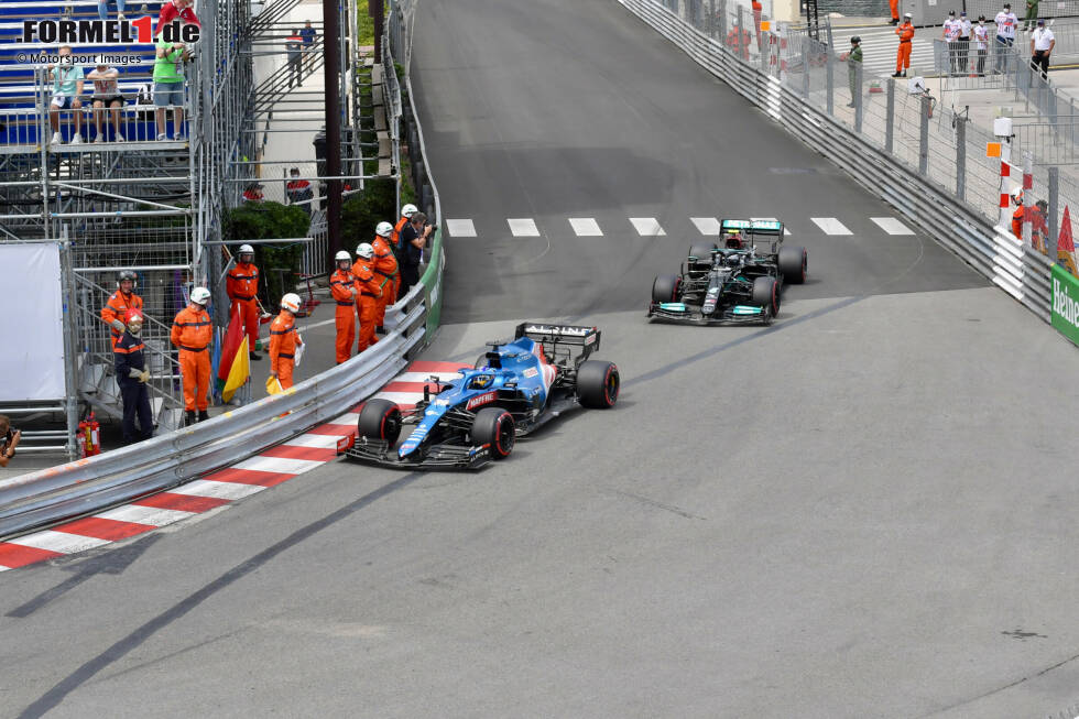 Foto zur News: Fernando Alonso (Alpine) und Valtteri Bottas (Mercedes)
