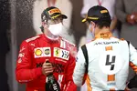 Foto zur News: Carlos Sainz (Ferrari) und Lando Norris (McLaren)