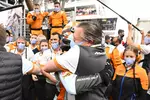 Foto zur News: Lando Norris (McLaren) und Zak Brown