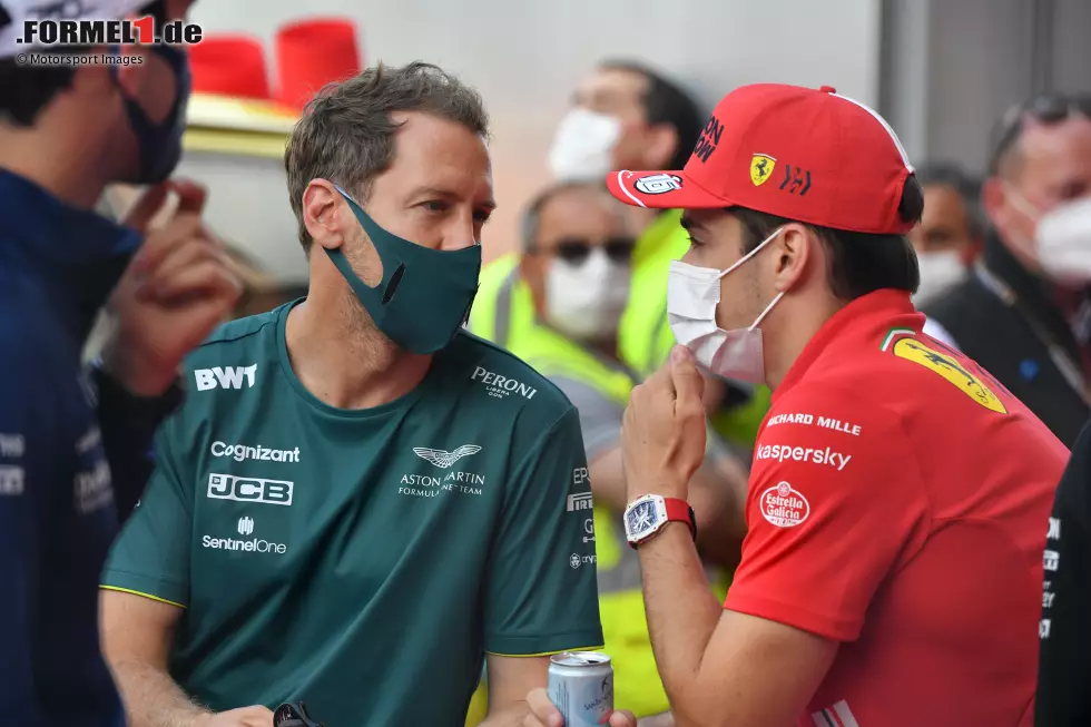 Foto zur News: Sebastian Vettel (Aston Martin) und Charles Leclerc (Ferrari)