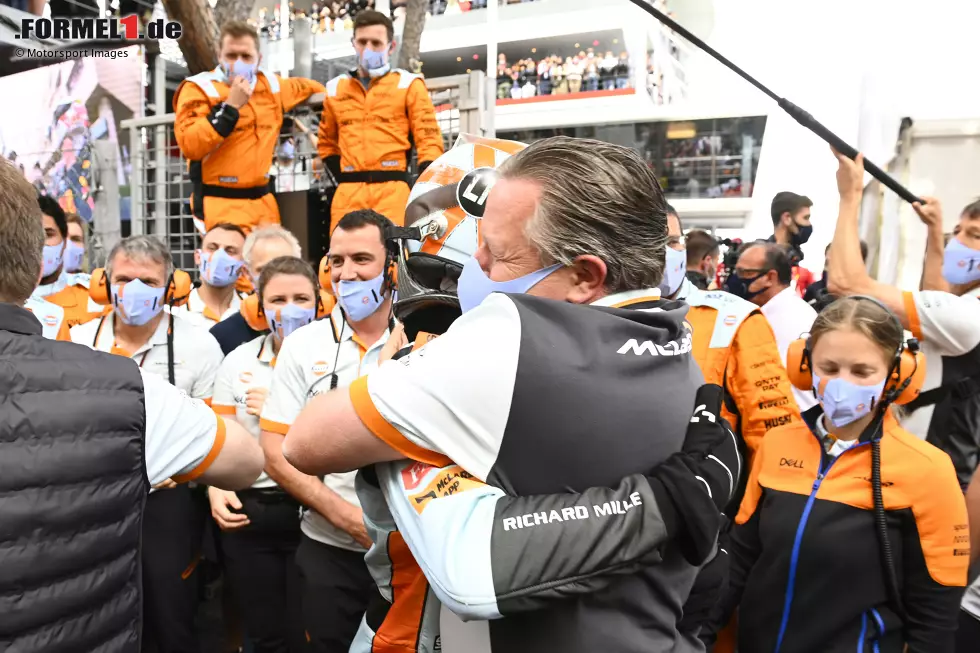 Foto zur News: Lando Norris (McLaren) und Zak Brown