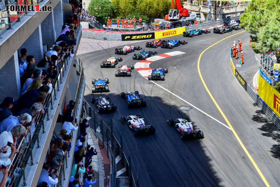 Lewis Hamilton (Mercedes), Sebastian Vettel (Aston Martin), Esteban Ocon (Alpine), Sergio Perez (Red Bull), Antonio Giovinazzi (Alfa Romeo) und Lance Stroll (Aston Martin) Lewis Hamilton (Mercedes), Sebastian Vettel (Aston Martin), Esteban Ocon (Alpine), Sergio Perez (Red Bull), Antonio Giovinazzi (Alfa Romeo) und Lance Stroll (Aston Martin)