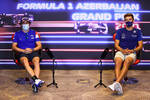 Foto zur News: Fernando Alonso (Alpine) und George Russell (Williams)