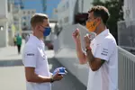 Foto zur News: Mick Schumacher (Haas) und Daniel Ricciardo (McLaren)