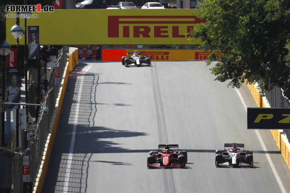 Foto zur News: Carlos Sainz (Ferrari), Kimi Räikkönen (Alfa Romeo) und Antonio Giovinazzi (Alfa Romeo)